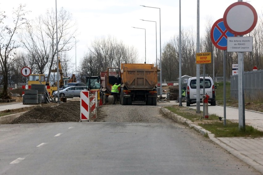 Budowana nowa droga włączy się w Obwodnicę Zachodnią Legnicy, zobaczcie zdjęcia