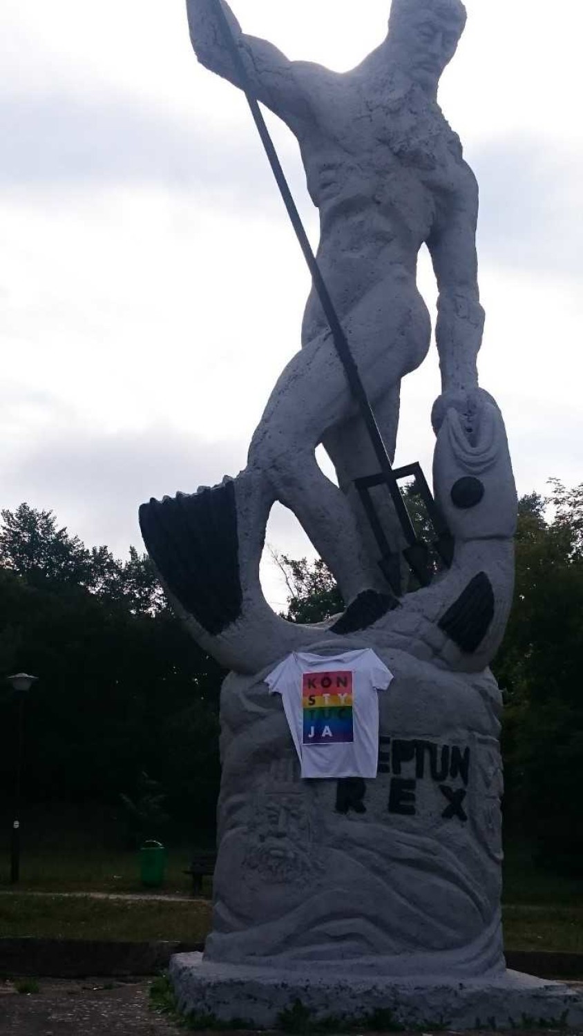 Koszulka z napisem "Konstytucja" zawisła na pomniku Neptuna w Wągrowcu. 