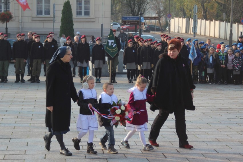 Złożenie wiązanek kwiatów przez poszczególne delegacje