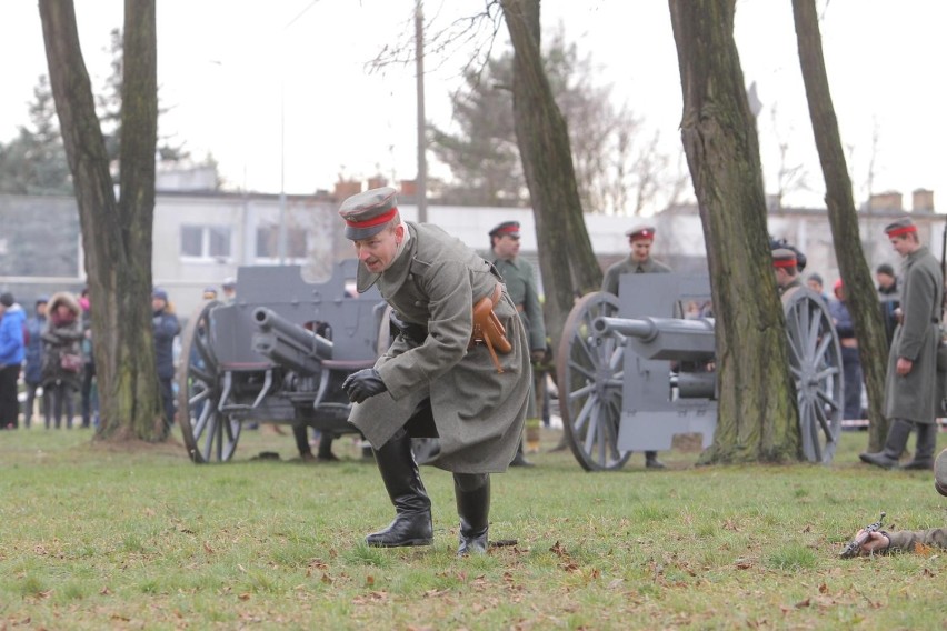 Rekonstrukcje, składanie kwiatów, wystawa, uroczystości -...