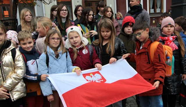 Wspólne odśpiewanie hymnu państwowego pod pomnikiem Żołnierza Polskiego na Rynku głównym w Grudziądzu