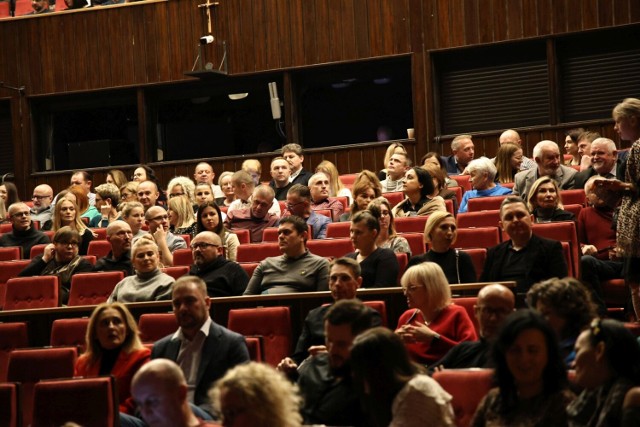 Wiele osób zasiadło na widowni spektaklu "The Strings" w Kieleckim Centrum Kultury. Zobacz zdjęcia >>>