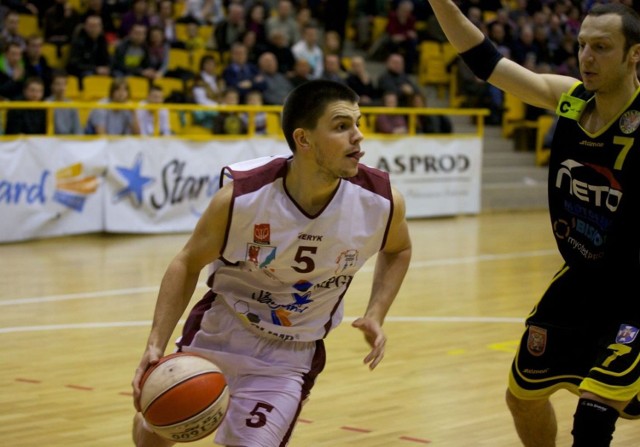 W tym sezonie w Spójni zabrakło miejsca dla Filipa Dylika. Koszykarz przeniósł się do AZS Politechnika Poznańska, z którym w sobotę zagra stargardzki zespół.