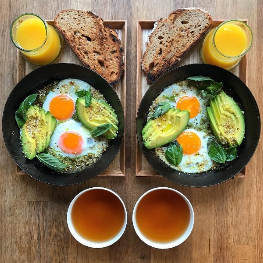 Symetryczne śniadanie: Jajka, awokado, przyprawy (dukkah), oliwa, tosty, sok i herbata