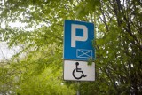 Powiat kwidzyński. Wniosku o wydanie karty parkingowej osobie niepełnosprawnej nie trzeba już osobiście składać w Malborku
