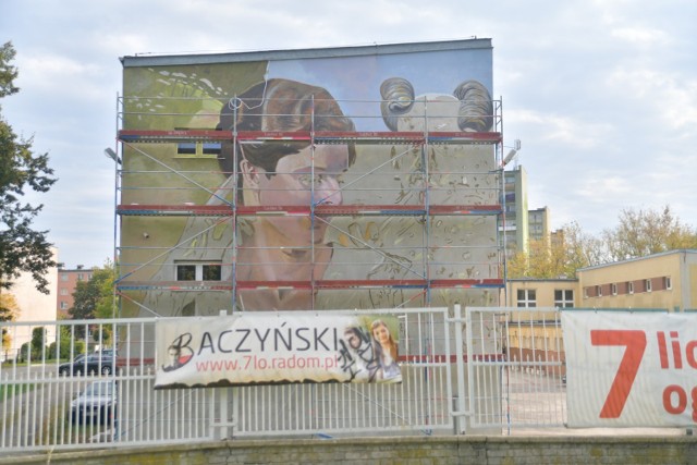 Na ścianie budynku liceum "Baczyńskiego" w Radomiu powstaje mural z obrazem Jacka Malczewskiego. Wykonawcą jest doktor Łukasz Rudecki. Będzie to drugi mural z obrazem Malczewskiego w naszym mieście.