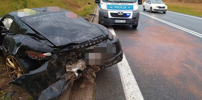 Porsche dachowało na obwodnicy Słupska. Kierowca dostał 1500...