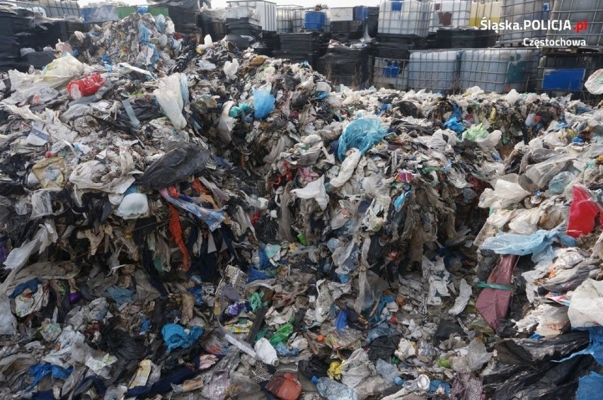 Częstochowa: Kolejne zatrzymania w związku ze składowaniem niebezpiecznych odpadów. 39-latek miał ponad 4 mln litrów chemikaliów [ZDJĘCIA]