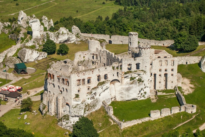 Zamek Ogrodzieniec, pierwotnie wzniesiony w XIV wieku,...