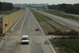 Wykonawca autostrady w związku z pracami zamyka lokalne drogi? Mieszkańcy skarżą się na robotników!