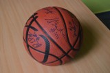 Piłka z podpisami koszykarzy Anwilu trafi do autora wiersza numer 14