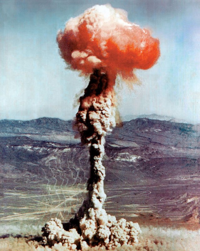 Wybuch amerykańskiej, testowej bomby atomowej (http://commons.wikimedia.org/wiki/File:Atomic_blast_Nevada_Yucca_1951.jpg)