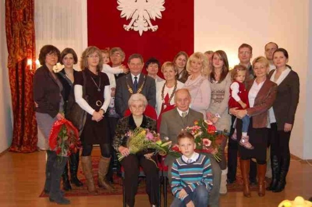 Henryka i Kazimierz Wiechowscy podczas uroczystości w urzędzie miasta.