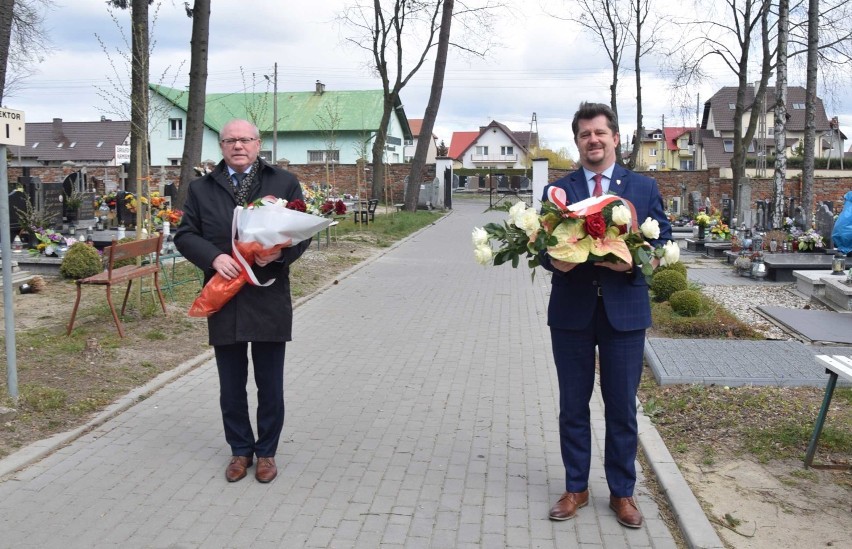 Malbork. 80 rocznica zbrodni katyńskiej i 10 rocznica katastrofy smoleńskiej [ZDJĘCIA]. Kwiaty złożyli tylko burmistrz i starosta