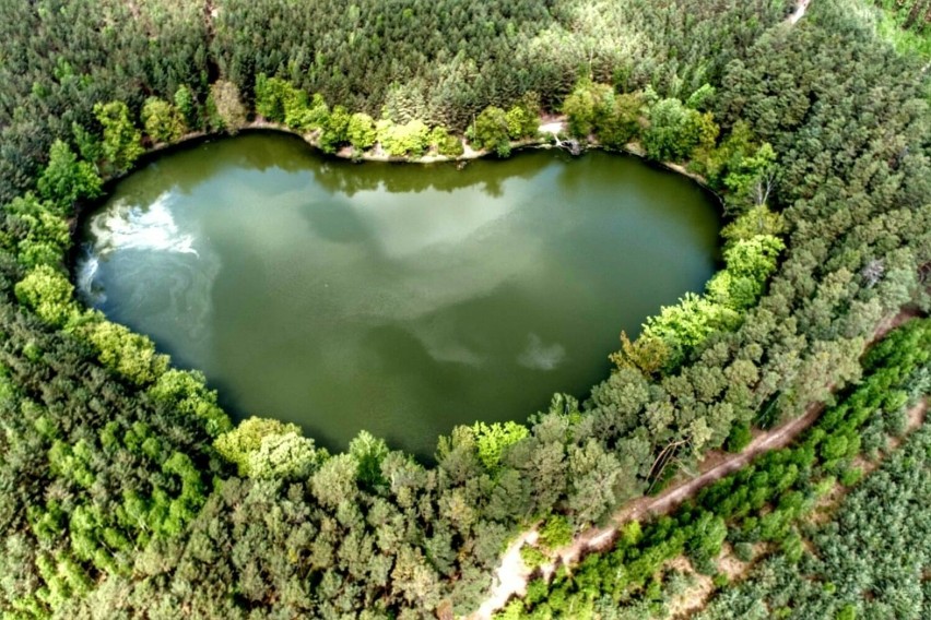 Jezioro Czarne znane także jako "jezioro Serce" jest jednym...