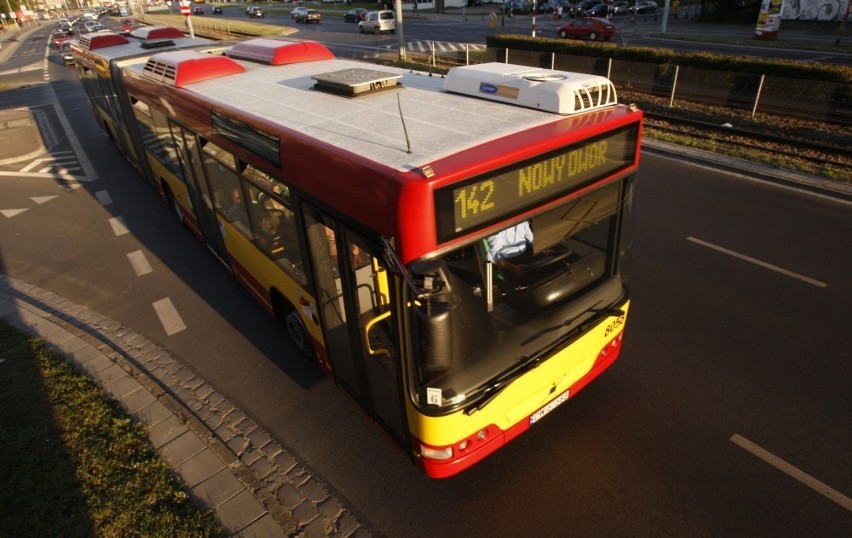 Wrocław: Autobus 409 wpadł w wykop na ul. Kosmonautów