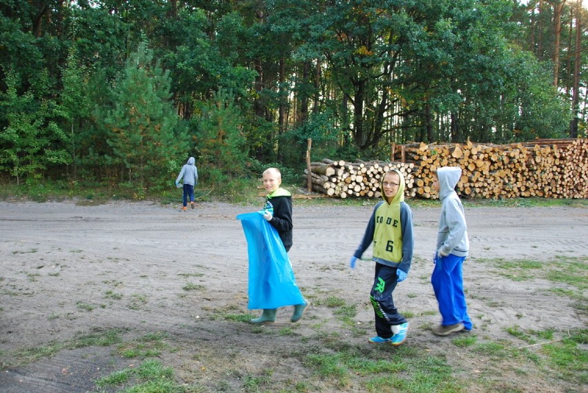 Dzieci ze szkoły w Maszewie Lęborskim posprzątały las