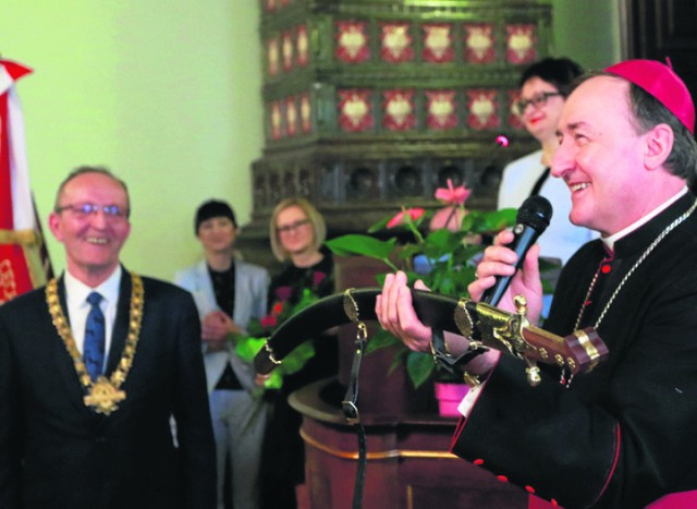 Biskup Andrzej Jeż nie krył radości z otrzymanego wyróżnienia