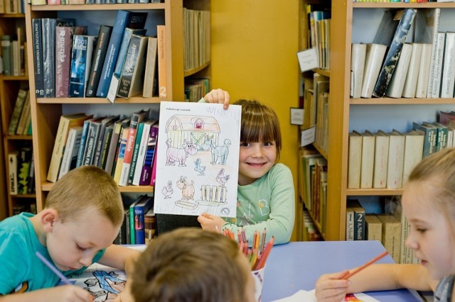 Przedszkolaki z Przedszkola nr 1 w Świeciu poznawały zwierzęta m.in. je rysując w bibliotece