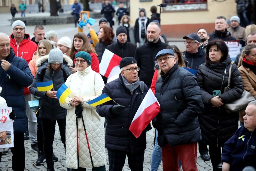 Legnica: Antywojenny i pokojowy wiec w I rocznicę agresji Rosji na Ukrainę, zobaczcie zdjęcia