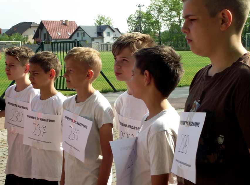 „Sprintem do maratonu”. Przedszkolaki Zespołu Szkolno-Przedszkolnego w Nądni biegają - 20 maja 2016 [Zdjęcia