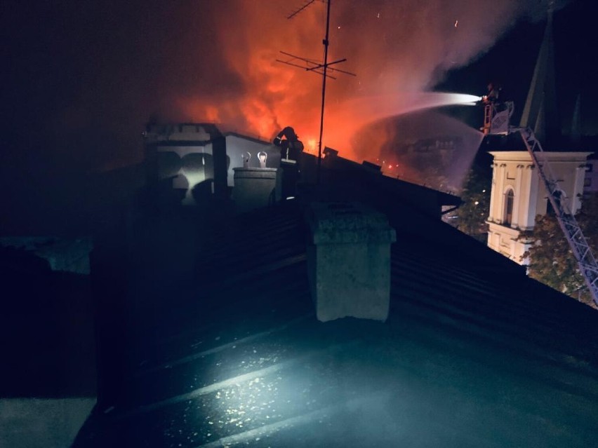 Potężny pożar kamienicy w centrum Kielc. W akcji 11 zastępów straży pożarnej. Zobacz zdjęcia