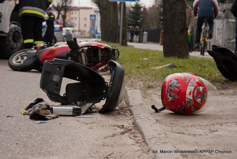 Wypadki w Chojnicach: Zderzenie samochodu osobowego z motorowerem [ZDJĘCIA]