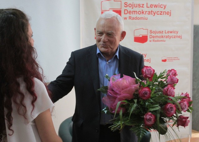 W niedzielę Leszek Miller świętował 70 urodziny, a wczoraj od radomskich działaczy dostał kwiaty.