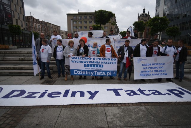 Manifestacja członków i sympatyków Śląskiego Stowarzyszenia Obrony Praw Ojca odbyła się pod hasłem "stop dyskryminacji ojców"