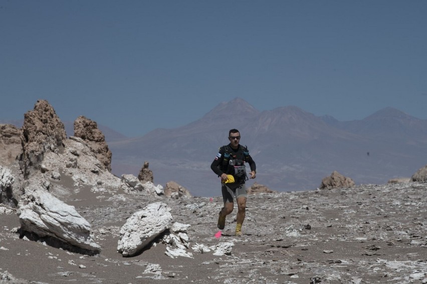 Ultramaratończyk z Włoszakowic. Przemysław Jankowiak z Włoszakowic przebiegł Saharę i pustynię Atacama w Chile 