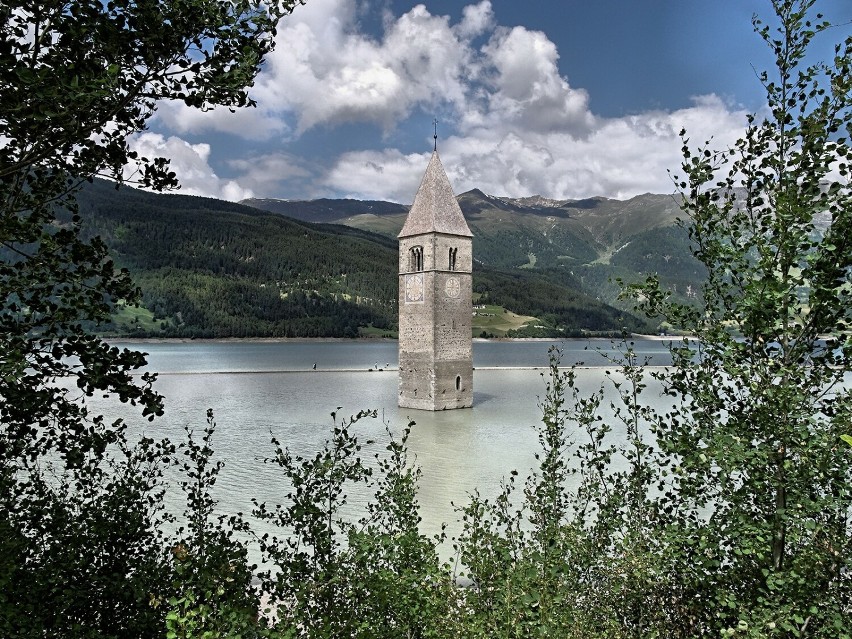 Jezioro Resia znajduje się w Tyrolu Południowym....