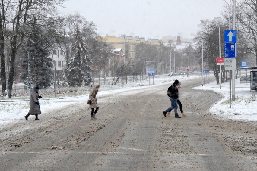 Atak zimy w Kielcach. W niedzielę ulice pełne śniegu i bardzo ślisko. Zobaczcie zdjęcia