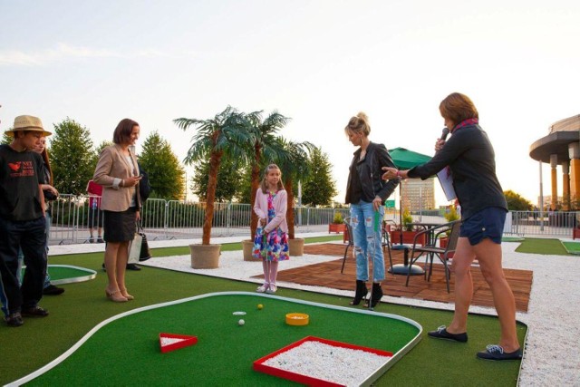 Mini-golf na placu Słonecznym przed SCC