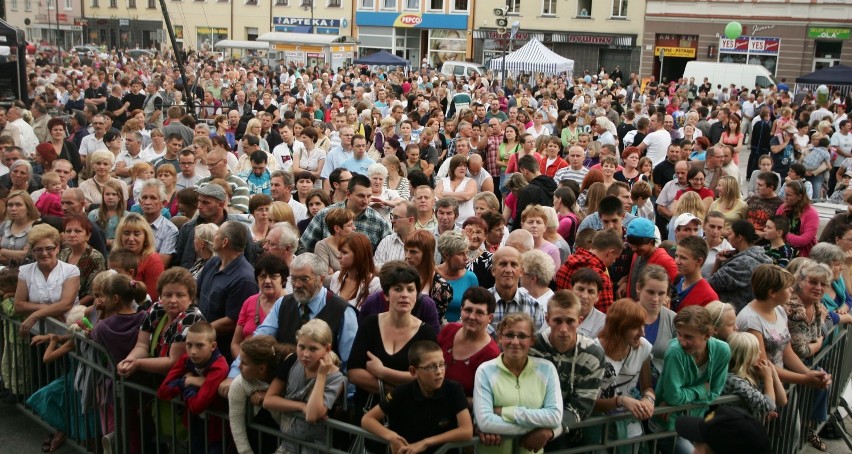 W 2011 roku tłum na Rynku w Wągrowcu bawił się przy muzyce...