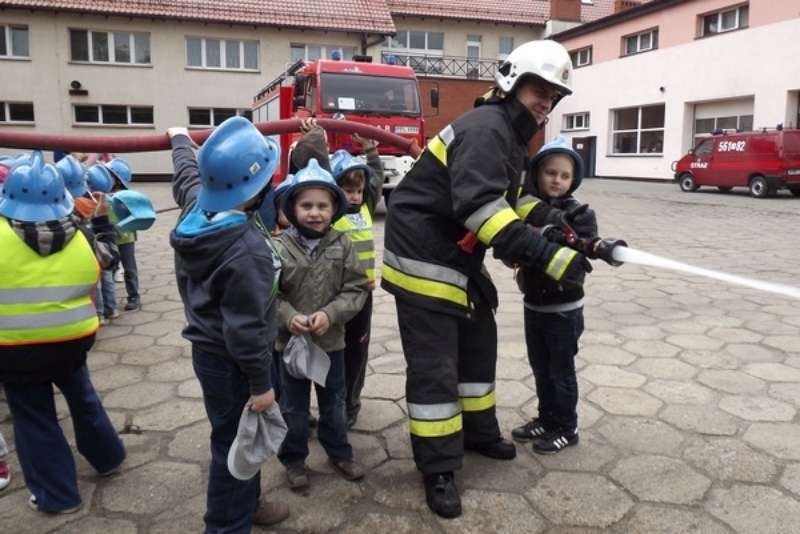 Dzieci w Komendzie Powiatowej Państwowej Straży Pożarnej w...