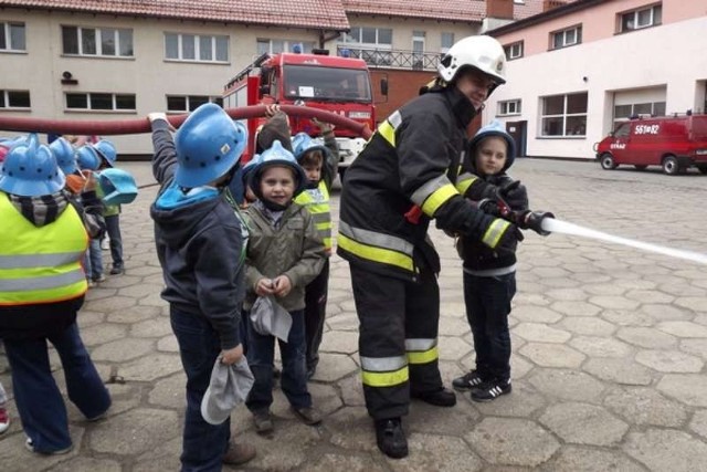 Dzieci w Komendzie Powiatowej Państwowej Straży Pożarnej w Pleszewie