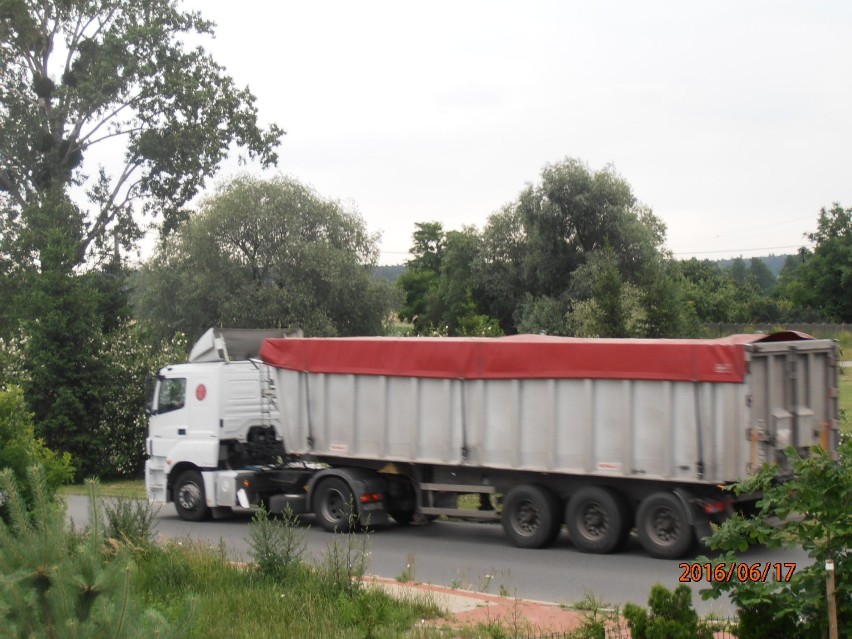 Mieszkańcy Kajewa narzekają na tiry i samochody ciężarowe