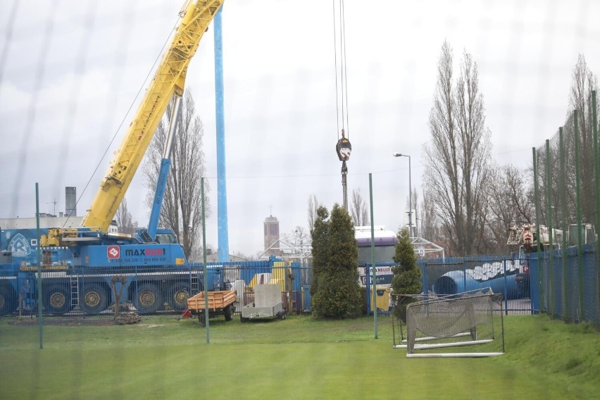 1.04.2023 r. Demontaż oświetlenia na stadionie Ruchu...