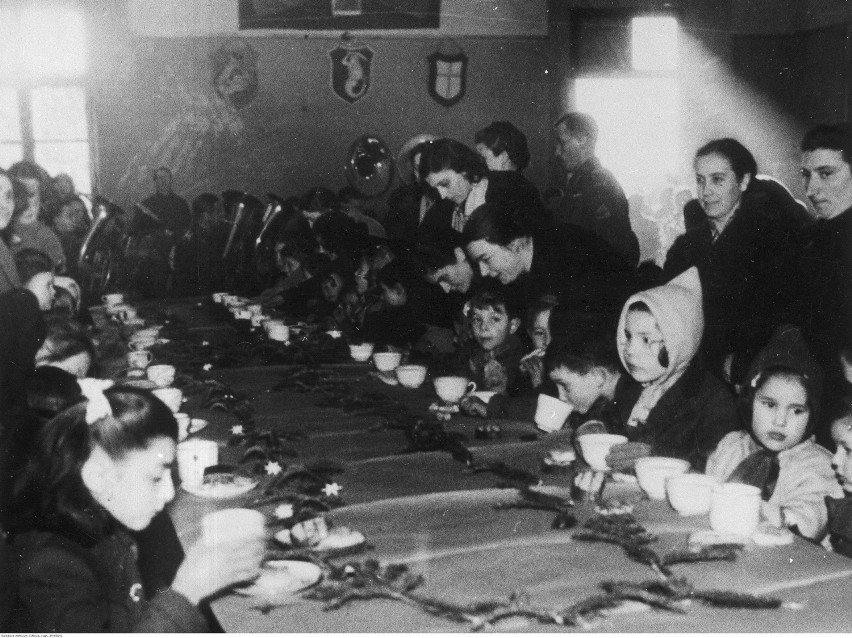 1944

Posiłek świąteczny zorganizowany dla włoskich dzieci...