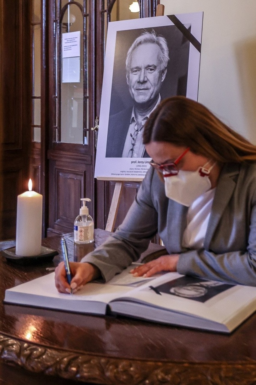 Księga kondolencyjna pamięci prof. Jerzego Limona. Wpis można złożyć w siedzibie Rady Miasta Gdańska lub przez internet