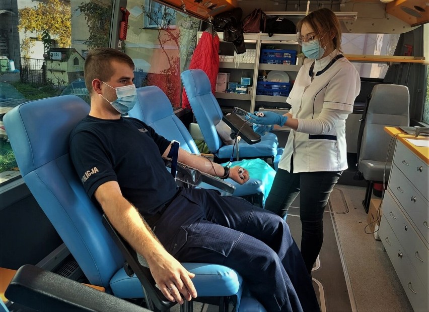 Akcja oddawania krwi w Tuchomiu. Krwiobus zaparkował przy remizie