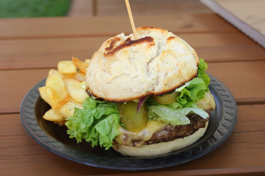 Burger z food trucka Pan Burger.

>>> ZOBACZ WIĘCEJ NA...