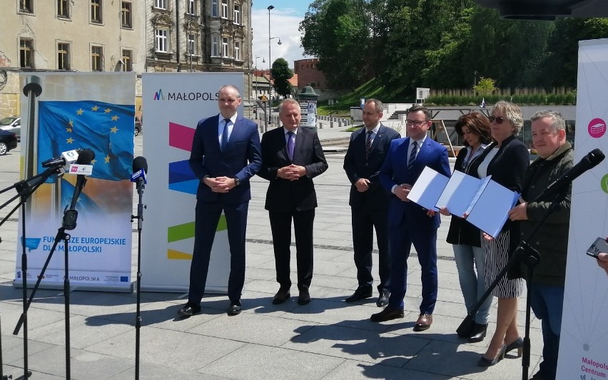 Kraków. Turystyka na łopatkach. Marszałek daje pieniądze na wsparcie. Gości wciąż niewielu, zatrzymują się pod Wawelem przejazdem [ZDJĘCIA]