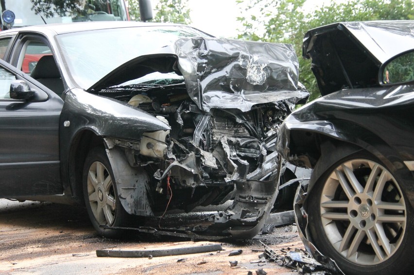 AKTUALIZACJA: Zderzenie czołowe aut na trasie Krotoszyn-Kobierno. Trzy osoby trafiły do szpitala [ZDJĘCIA]