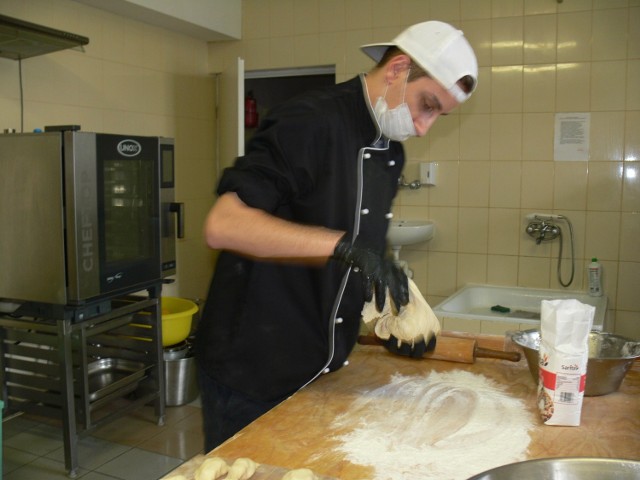 Jednym z kucharzy jest Mateusz Słonecki, który mówi, że są dni, kiedy w kuchni powstaje nawet 30   kilogramów pierogów.