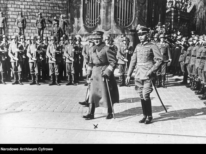 Gen. Hugo Osterman z generałem Paulem Baderem (z prawej) w...