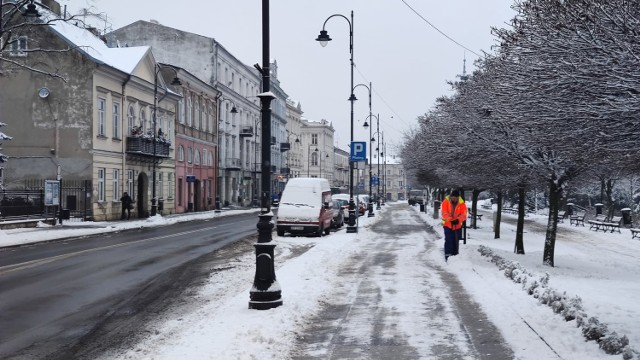 Akcja Zima w Piotrkowie - przyjrzeliśmy się, jak drogowcy radzą sobie z odśnieżaniem i posypywaniem dróg i chodników