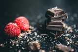 Kochasz czekoladę? Teraz będziesz miał aż 8 powodów, żeby jeść ją z czystym sumieniem. Zobacz, jak czekolada działa na Twój organizm