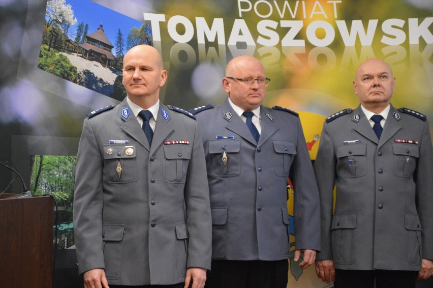 Insp. Szymon Herman, komendant policji w Tomaszowie, odchodzi na emeryturę. Pożegnanie w starostwie powiatowym ZDJĘCIA