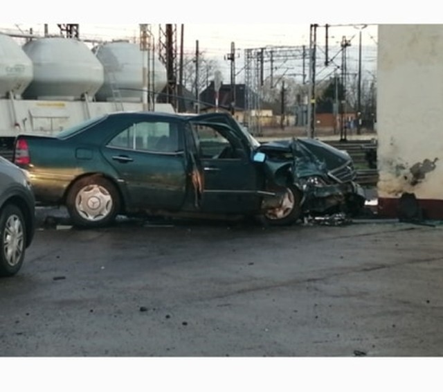 Jak informuje nas Czytelnik, mercedes c klasa uderzył z dużą prędkością w budynek kolejowy.